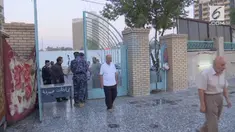 Warga Irak melaksanakan salat Idul Adha di masjid Baghdad. Pengamanan ketat dilakukan di sekitar masjid