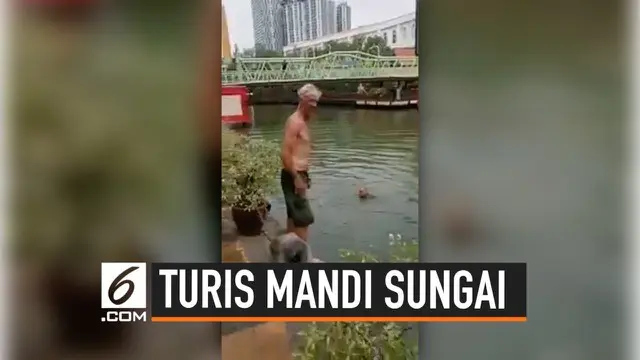 Para turis begitu menikmati berenang di sungai Melaka, Malaysia. Padahal sungai tersebut terkenal telah tercemar. Namun, mereka tetap nekat berenang di sungai seolah-olah itu adalah kolam renang.