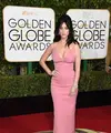 Katy Perry mengenakan gaun merah muda dengan belahan sangat rendah yang mengekspose belahan dadanya. Ia bahkan bercanda jika ia membawa ‘globes’ (bola)-nya sendiri di acara Golden Globe Awards 2016 ini. (AFP/Bintang.com)