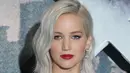 Jennifer Lawrence ketika menghadiri premiere film "X-Men: Apocalypse" di London, Inggris, Senin (9/5). Aktris peraih piala Best Actress di ajang Academy Awards itu membiarkan rambut pirang pendeknya terurai bebas. (DANIEL Leal - Olivas/AFP)