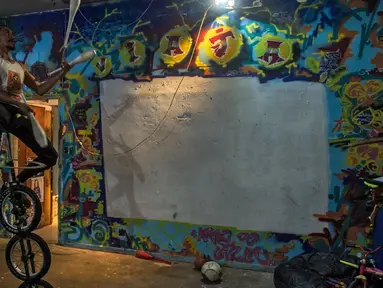 Seniman sirkus Kolombia, Aron Gordillo Lopez tampil di gedung 'Ocupa Ouvidor 63' di Sao Paulo, Brasil (28/6). Gedung tersebut merupakan gedung terbekelai yang kini ditempati oleh sekitar seratus seniman dari berbagai kelompok. (AFP Photo/Nelson Almeida)