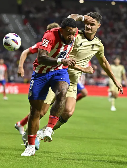 Los Rojiblancos menang telak atas tim tamu dengan skor  3-1. (Photo by JAVIER SORIANO / AFP)