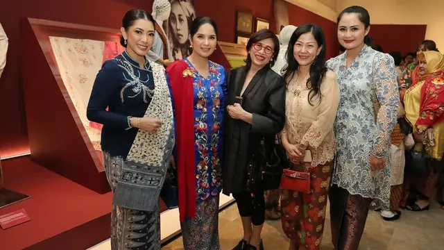 Pesona Annisa Pohan Berkebaya Biru Floral di Hari Kartini, Pancarkan Aura Kembang Desa yang Elegan