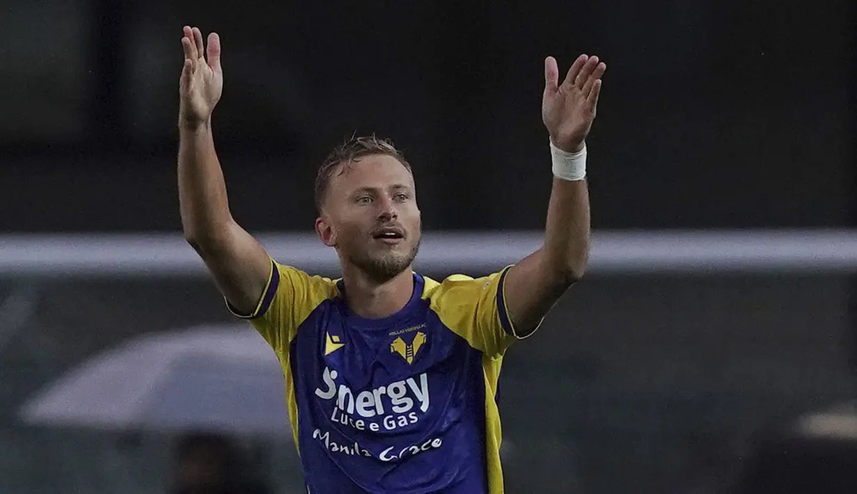 Namun, secara mengejutkan Hellas Verona mampu samakan kedudukan lewat Antonin Barak di menit ke-49, bahkan balikkan kedaan menjadi 2-1 melalui Gianluca Caprari pada menit ke-54. (LaPresse via AP/Spada)