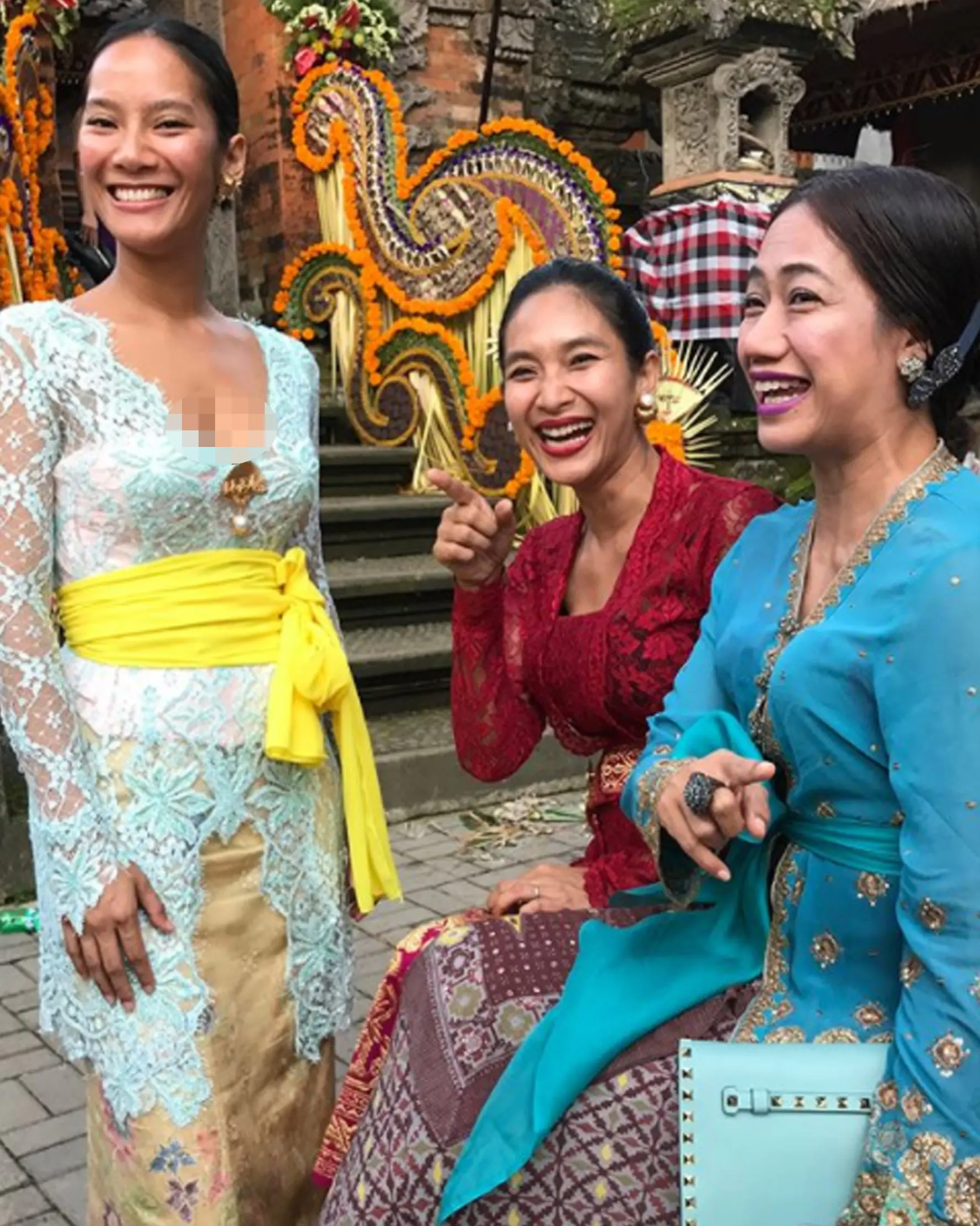 Happy Salman, Tara Basro dan Nia Dinata mengikuti acara adat Semeton di Ubud Bali. (Instagram)