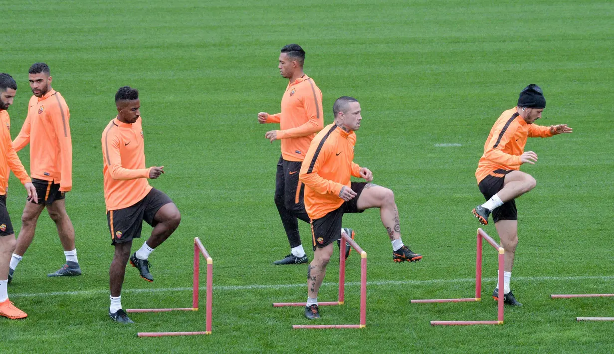 Gelandang AS Roma, Radja Nainggolan (kedua kanan) mengikuti sesi latihan di Trigoria di pinggiran kota Roma, Italia (9/4). Pada leg pertama AS Roma takluk 4-1 atas Barcelona di Camp Nou. (AFP Photo/Andreas Solaro)