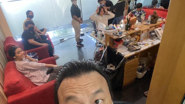 6 Potret Vino G Bastian di Balik Layar Saat Main Film Horor Qodrat