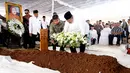Presiden ke-6 Susilo Bambang Yudhoyono (SBY) meletakkan karangan bunga di atas makam ibundanya, Siti Habibah, di TPU Tanah Kusir, Jakarta, Sabtu (31/8/2019). Ibunda SBY, almarhumah Siti Habibah meninggal pada Jumat (30/8/2019) pukul 19.21 WIB. (merdeka.com/magang/Ahmad Sujana)