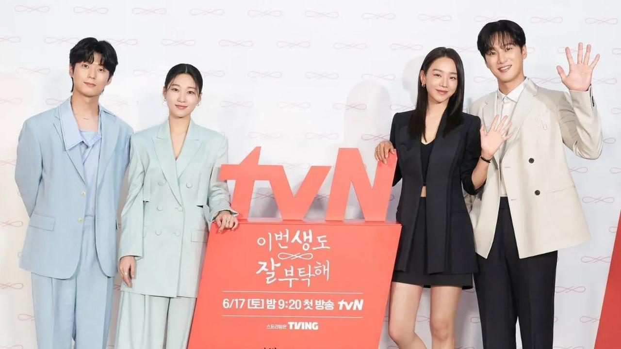 4. Dua bintang utama See You In My 19th Life adalah Shin Hye Sun dan Ahn Bo Hyun.