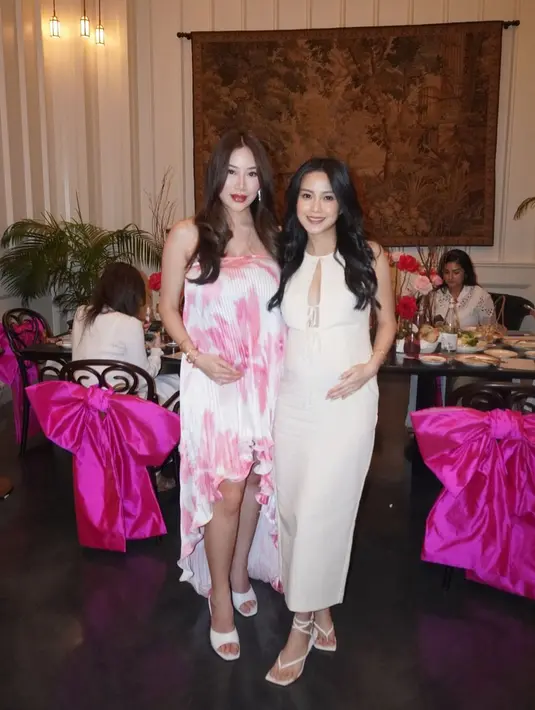 Terlihat tamu undangan yang hadir juga tampak mengenakan nuansa warna pakaian yang senada.  [Foto: Instagram/ Kezia Toemion]