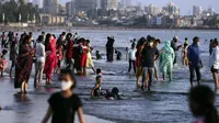 Orang-orang menghabiskan sore di Pantai Juhu, Mumbai, India, Selasa (24/8/2021). India mencatat penambahan 14.419 kasus positif COVID-19 pada 24 Agustus 2021. (AP Photo/Rafiq Maqbool)