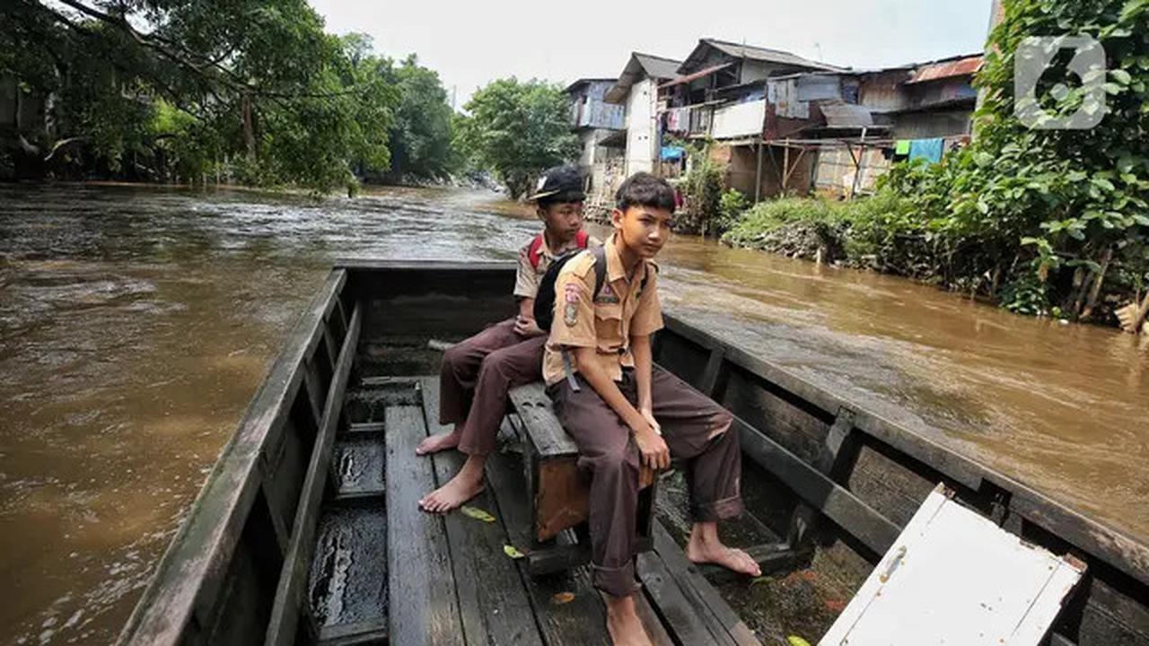 Tak Tergerus Zaman, Perahu Eretan Kali Ciliwung Tetap Diminati Warga