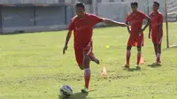 Striker Persija, Rachmat Afandi, bersiap melepaskan tendangan saat latihan di Lapangan Villa 2000, Tangerang, Selasa (3/5/2016). (Bola.com/Vitalis Yogi Trisna)