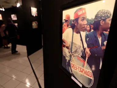 Pengunjung melihat foto dalam pameran fotografi Refleksi gerakan mahasiswa-Reformaai Tahun 1998 melawan kebangkitan orde baru di Galeri Cipta II, Jakarta, Senin (8/5). Pameran diadakan oleh Persatuan Nasional Aktivis 1998. (Liputan6.com/Johan Tallo)