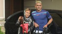 Cristian Gonzales dan Eva Siregar, menyiapkan oleh-oleh buat rekan-rekan di timnya Arema FC. (Bola.com/Iwan Setiawan)