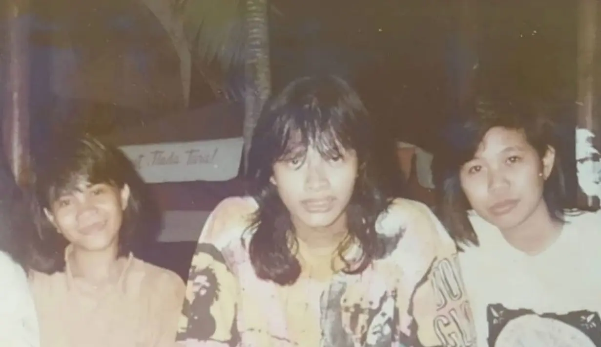 Salah satu yang menjadi ciri khas Armand Maulana adalah memiliki rambut panjang. Armand rambutnya sudah terlihat panjang ketika tahun 1992 atau saat usianya 21 tahun. (Instagram/armandmaulana04)