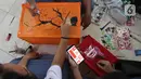 Siswa siswi sedang membuat lukisan bernuansa imlek menggunakan media lampion di SMA Negri 39 Jakarta, Selasa (21/1/2020). Kerajinan lukisan tersebut dibuat oleh siswa untuk menyambut hari imlek 2571 yang jatuh pada Sabtu (25/1) 2020. (Liputan6.com/Herman Zakharia)