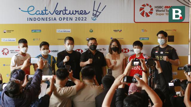 Sekjen PSBSI, Muhammad Fadil Imran bersama para atlet dan pihak sponsor foto bersama usai jumpa pers Indonesia Open 2022 di BCA Tower, Jakarta, Rabu (25/5/2022). (Bola.com/M Iqbal Ichsan)