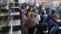 Suasana penumpang saat perubahan rute KRL Commuterline di Stasiun Manggarai, Jakarta, Senin (30/5/2022). Perubahan rute baru kereta rel listrik yang diberlakukan pada Sabtu, 28 Mei 2022 lalu dikarenakan proses Switch Over ke 5 penataan lintas kereta api di  Stasiun Manggarai. (Liputan6.com/Herman Zakharia)