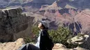 Liburan ke Negeri Paman Sam, Gege Elisa mengunjungi Grand Canyon. Dalam momen liburan tersebut, Gege tampil dengan busana kasual yang terlihat menawan. Melihat indahnya Grand Canyon, banyak momen diabadikan di media sosial Instagram(Liputan6.com/IG/@gegeelisa94)