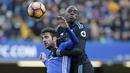Pemain Chelsea, Cesc Fabregas (kiri) berduel dengan pemain West Bromwich Albion, Allan Nyom pada laga Premier League di  Stamford Bridge, London, (11/12/2016). Chelsea menang 1-0. (AFP/ Adrian Dennis)