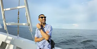 Didi Riyadi di atas Kapal Phinisi pada Kamis (13/2/2020) yang berlayar dari dermaga Baywalk, Pluit, Jakarta Utara. (Bambang E Ros/Fimela.com)