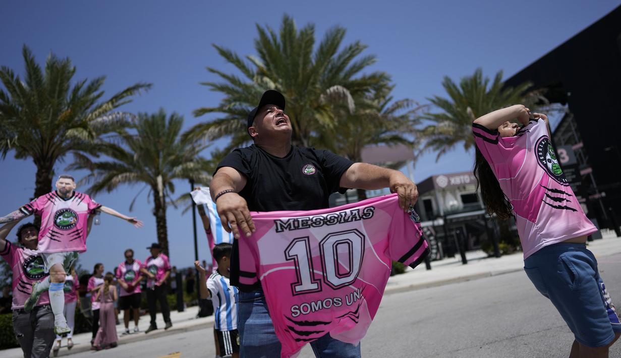 Sejumlah fans Inter Miami melakukan perayaan saat menunggu kedatangan Lionel Messi di DRV PNK Stadium, Fort Lauderdale, Florida, 11 Juli 2023 waktu setempat. Messi mendarat di Florida pada hari Selasa (11/07/2023) waktu setempat. Hal tersebut diketahui dari tayangan televisi ESPN. Inter Miami rencananya akan mengadakan acara presentasi bertajuk 'The Unveil' pada 16 Juli di stadion kandangnya. (AP Photo/Rebecca Blackwell)