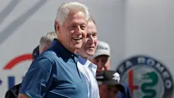 Mantan Presiden AS, Bill Clinton dan George Bush pada upacara pembukaan pertandingan golf President Cup di New Jersey, Kamis (28/9). Selain George W Bush dan Bill Clinton, turnamen juga dihadiri mantan Presiden AS, Barack Obama. (AP/Julio Cortez)