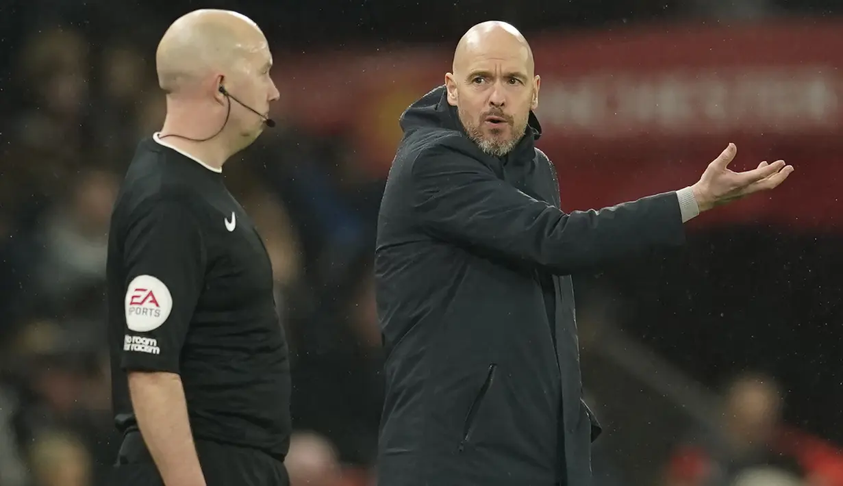 Pelatih Manchester United, Erik ten Hag melancarkan protes kepada asisten wasit saat menghadapi Brentford pada laga lanjutan Liga Inggris 2022/2023 di Old Trafford Stadium, Manchester, Kamis (6/4/2023) dini hari WIB. (AP Photo/Dave Thompson)