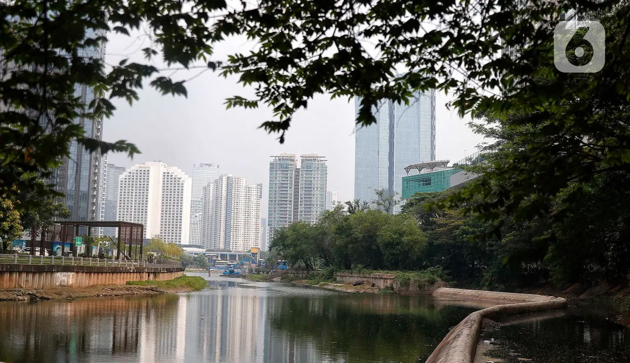 Dinas Sumber Daya Air DKI Jakarta mengeruk Waduk Melati sejak September 2022 agar daya tampungnya bertambah untuk antisipasi banjir Jakarta. (Liputan6.com/Angga Yuniar)