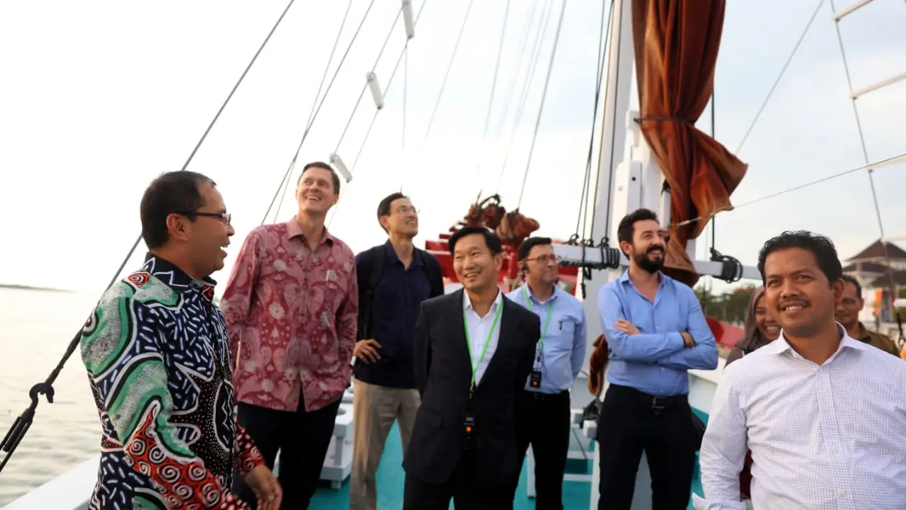 Wali Kota Makassar naik Pinisi pamer reklamasi
