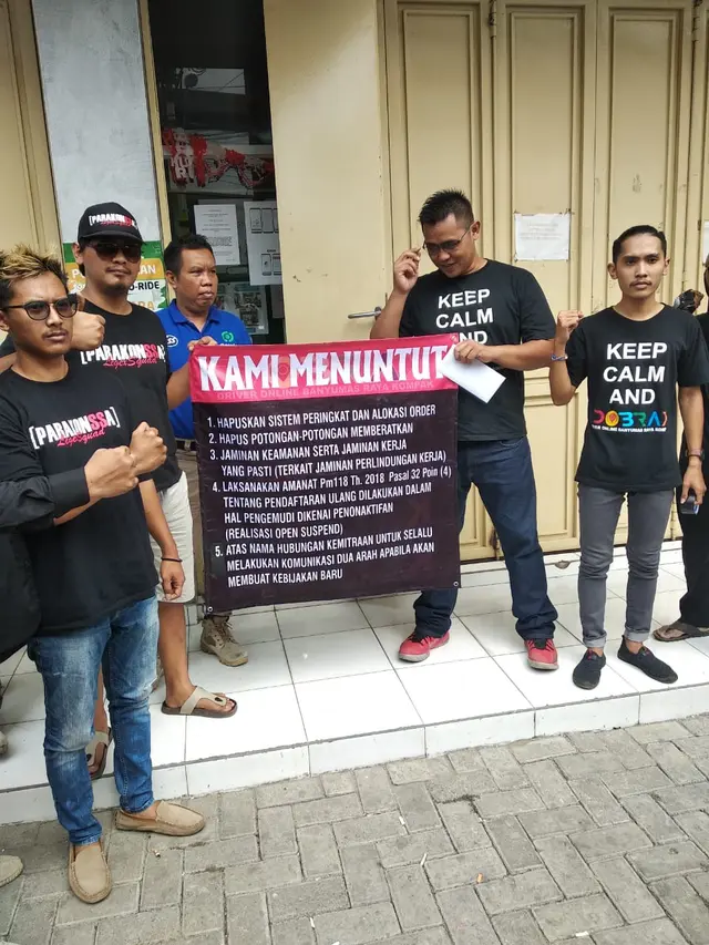 Pengemudi Gojek dan Grab menyegel kantor di Purwokerto, protes agar tuntutannya dipenuhi. (Foto: Liputan6.com/Nanang Supriyadi untuk Muhamad Ridlo)
