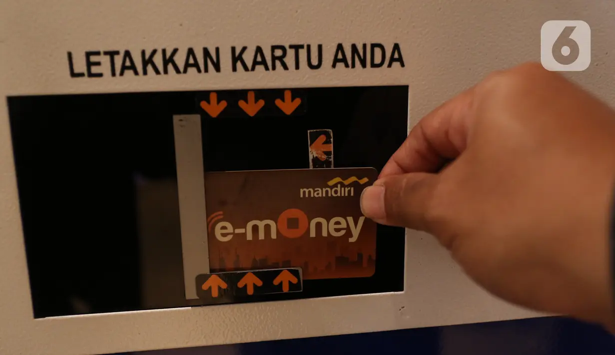 Konsumen bertransaksi dengan uang elektronik di Jakarta, Rabu (2/12/2020). Saat ini frekuensi transaksi mandiri e-money telah menembus 650 juta transaksi dengan nilai yang mencapai Rp10 triliun pada Januari-September 2020 lalu. (Liputan6.com/Angga Yuniar)