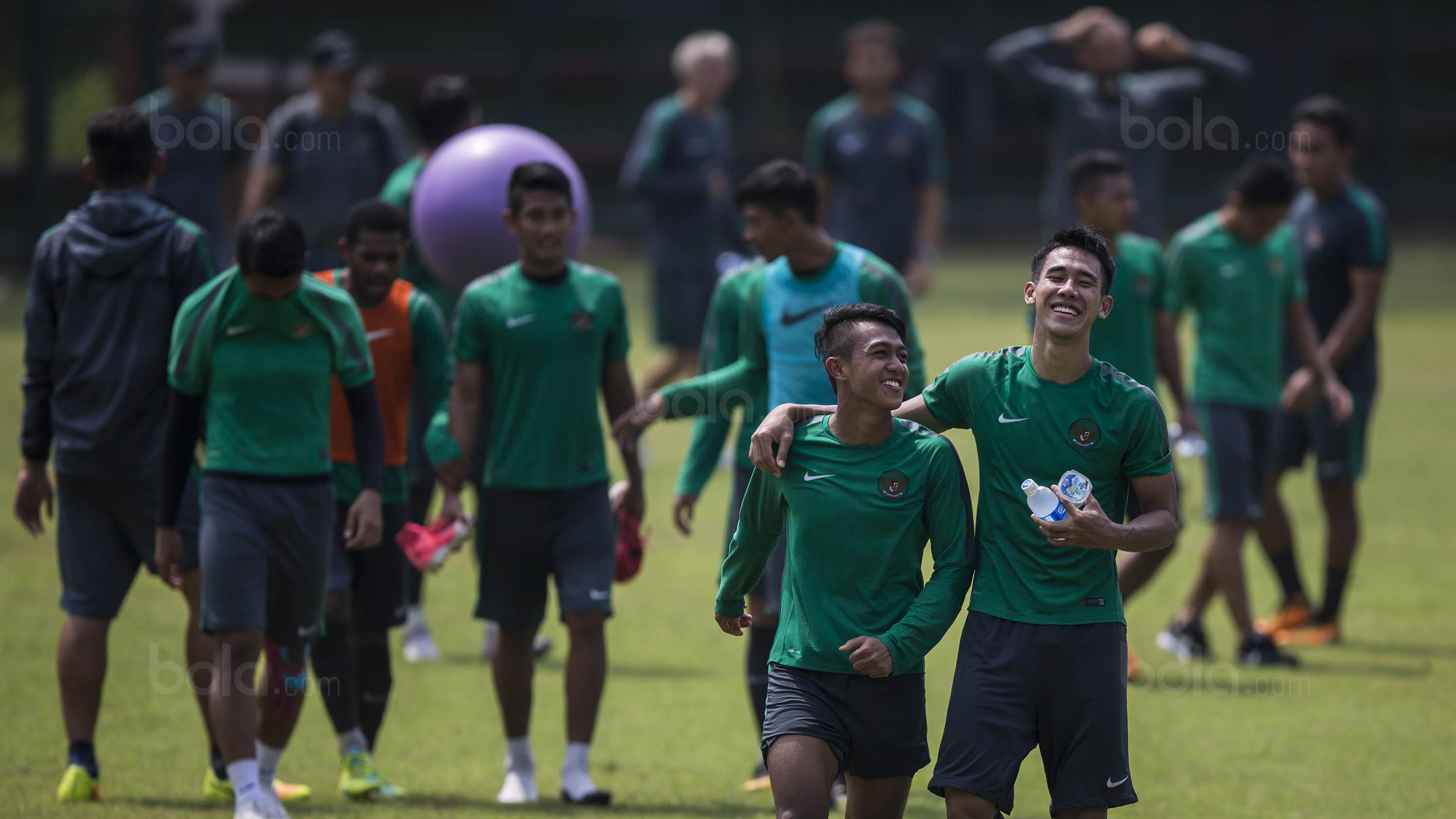 PemainTimnas Indonesia U-22, Ryuji Utomo dan Febri Hariyadi, tertawa usai latihan di Lapangan SPH Karawaci, Banten, Kamis (10/8/2017). Latihan dilakukan sebagai persiapan jelang SEA Games 2017 Malaysia. (Bola.com/Vitalis Yogi Trisna)