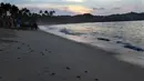 Sejumlah orang melihat kumpulan anak penyu yang berjalan menuju air saat dilepaskan di pantai Sayulita, Meksiko (2/12). Anak penyu ini adalah hasil konservasi yang dilakukan oleh organisasi "Red Tortuguera". (AP Photo/Marco Ugarte)