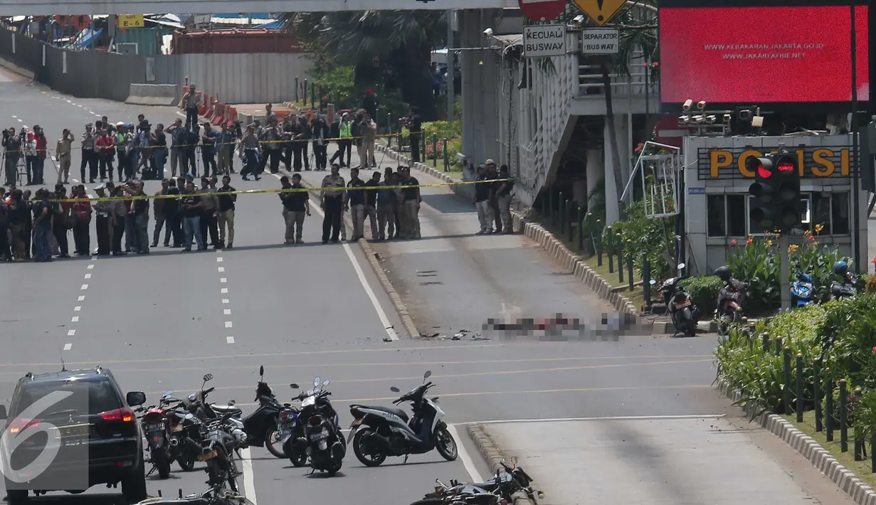Suasana kondisi lokasi penembakan dan ledakan bom di sarinah, Jakarta, Kamis (14/1). Hingga saat ini polisi kondisi di lokaai masih menegangkan. (Liputan6.com/Angga Yuniar)