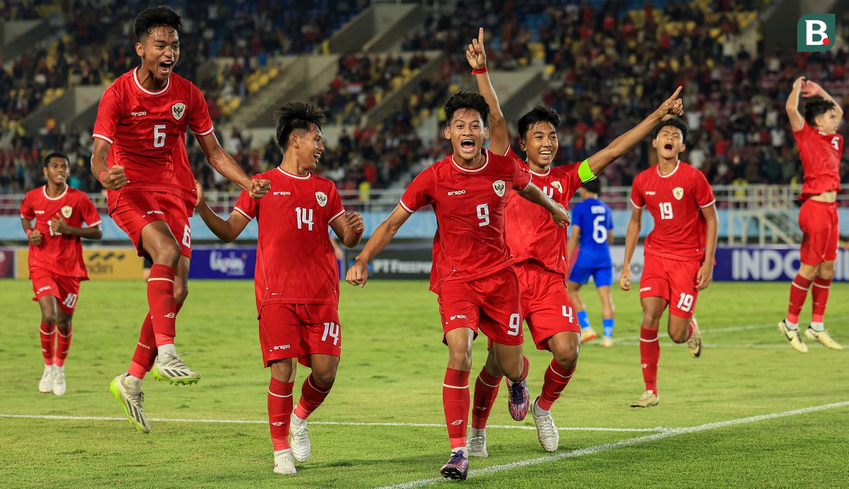 <p>Selebrasi para pemain Timnas Indonesia U-16 merayakan gol pertama ke gawang Singapura yang dicetak Muhammad Mierza (tengah) pada laga matchday pertama Grup A Piala AFF U-16 2024 di Stadion Manahan, Solo, Jumat (21/6/2024). (Bola.com/Radifa Arsa)</p>