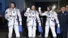 Kosmonot Rusia Oleg Artemyev (tengah) serta astronot AS Richard Arnold (kanan) dan Andrew Feustel bersiap menuju Stasiun Luar Angkasa Internasional (ISS), Kazakhstan, Rabu (21/3). Ketiganya akan dibawa dengan Soyuz MS-08. (AP Photo/Dmitri Lovetsky, pool)