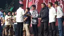 Kepala Staf TNI Angkatan Udara (Kasau) Marsekal TNI Hadi Tjahjanto (kiri) memberikan penghargaan kepada Direktur Utama SCMA, Sutanto Hartono (kanan) pada malam Anugerah Jurnalistik KASAU Awards 2017 di Jakarta, Sabtu (25/11). (Liputan6.com/Angga Yuniar)