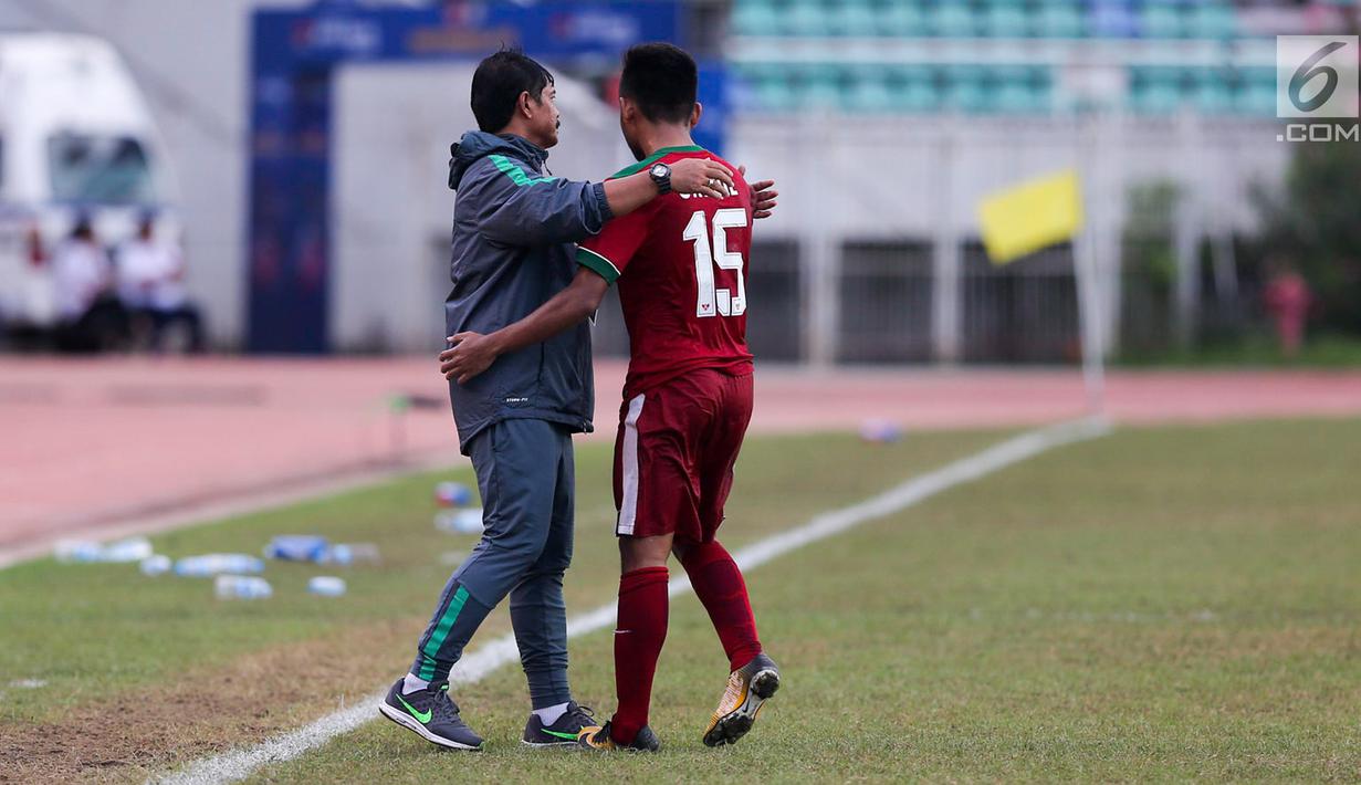 Pelatih Timnas Indonesia U-19, Indra Sjafri memeluk Saddil Ramdani saat bertanding melawan Brunei Darussalam pada Piala AFF U-18 di Stadion Thuwunna, Myanmar, Rabu (13/9/2017). Indonesia menang 8-0 atas Brunei Darussalam. (Liputan6.com/Yoppy Renato)