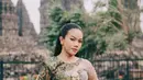 Salah satu ciri khasnya adalah memadukan kebaya dengan bustier berpotongan modern, mulai dari warna-warna menyala, struktur korset yang tegas, hingga material denim yang tak lazim ditemukan dalam gaya tradisional. [@yurayunita].