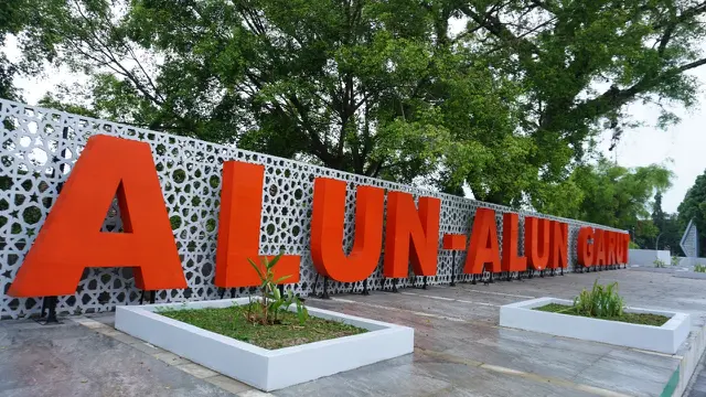 Sebuah papan nama ALun-alun Garut hasil kreasi selama proses revitalisasi menjadi pembuka kemolekan wajah ALun-alun Garut, Jawa Barat.
