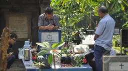 Selain merayakan Hari Kebangkitan Yesus Kristus atau Paskah di gereja-gereja, umat Kristiani juga melakukan ziarah ke makam keluarga yang telah meninggal dunia di Menteng Pulo, Jakarta, Minggu (5/4/2015). (Liputan6.com/Faizal Fanani)