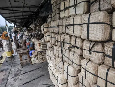 Besek bambu dijual di kawasan Jatinegara, Jakarta, Senin (19/7/2021). Penjualan besek bambu yang digunakan sebagai wadah daging kurban saat Idul Adha pada tahun ini mengalami penurunan hingga 50 persen. (merdeka.com/Iqbal S. Nugroho)