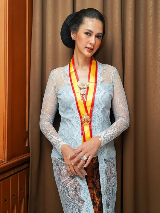 Sayangnya, Baim Wong tidak bisa hadir. Hanya ada Paula Verhoeven yang ditemani oleh putra kecilnya.