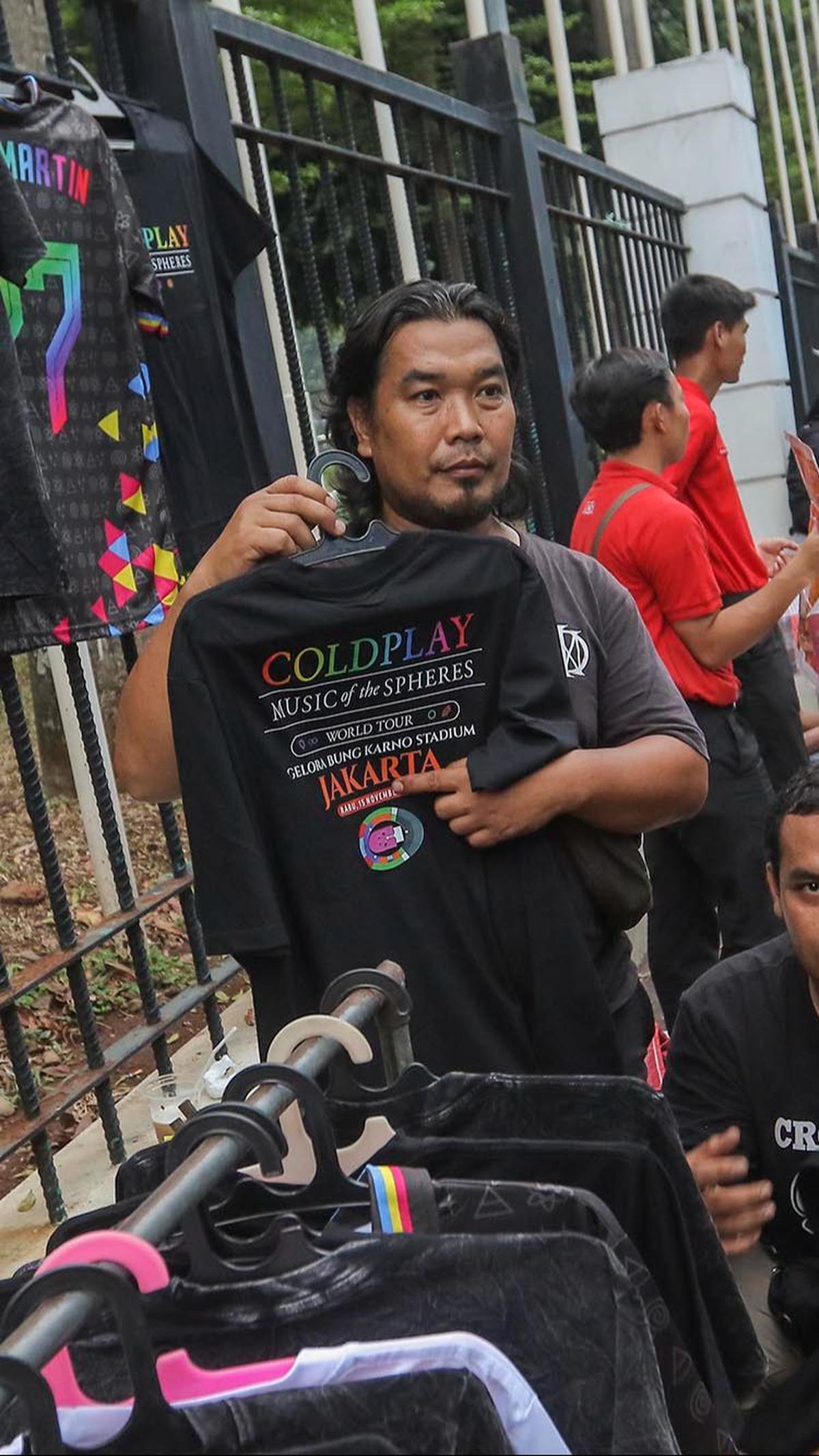 Mereka menawarkan berbagai atribut dan pernak-pernik bernuansa Coldplay kepada penggemar yang menyaksikan langsung konser tersebut di GBK.