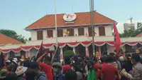 Demonstran dari berbagai elemen masyarakat memadati jalan di depan Gedung Negara Grahadi, Surabaya, Jawa Timur. (Foto:Liputan6.com/Dian Kurniawan)