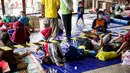 Aktivitas warga korban banjir Cipinang Melayu saat mengungsi di Masjid Universitas Borobudur, Jakarta, Minggu (21/2/2021). Sebanyak 60 orang warga dari RW 04 Kelurahan Cipinang Melayu mengungsi karena permukimannya terendam banjir akibat luapan air Kali Sunter. (Liputan6.com/Faizal Fanani)