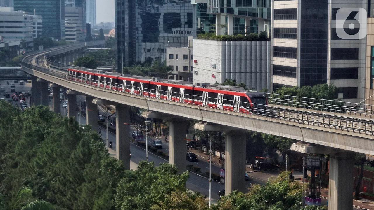 Akibatnya, penumpang LRT rute Harjamukti harus keluar dari rangkaian akibat kereta mengalami gangguan. Penumpang diturunkan petugas di Stasiun Cawang.