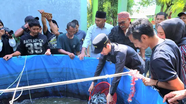 Bupati Aceh Barat Tarmizi saat menghadiri panen perdana budidaya ikan lele kelompok disabilitas di Kantor Dinas Sosial Aceh Barat. (Istimewa)